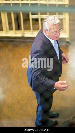 Bundespräsident Gauck Wals durch die Gedenkstätte des ehemaligen Stasi Untersuchungshaft Gefängnis während der 11. Sitzung des der deutschsprachigen Staatsoberhäupter in Rostock, Deutschland, 18. September 2014. Sie diskutieren Fragen zum demografischen Wandel und Erinnerung an die friedliche Revolution in der DDR auf dem informellen Treffen vor 25 Jahren. Foto: JENS Büttner/dpa Stockfoto