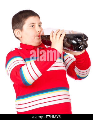 Eine junge Männer trinken Limonade aus einer Plastikflasche isoliert auf weißem Hintergrund Stockfoto