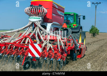 Saatgut Bohren Aussaat von Weizen auf einem Feld Tschechische Republik Landwirt Traktor Pflanzen Weizen Stockfoto