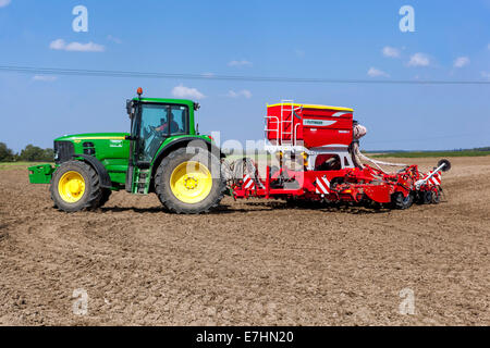 Saatbohrmaschine John Deere Traktor sät Saatgut Weizen auf einem Feld Tschechische Republik Landwirt Stockfoto