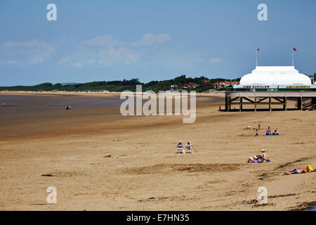 Der Pavillon und der Strand bei Barton On Sea, Somerset, England, UK Stockfoto