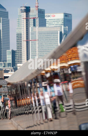 Farbenfrohe Reflektionen im Cutty Sark Museum in Greenwich mit Canary Wharf, HSBC & Citi, im Hintergrund, London im September Stockfoto