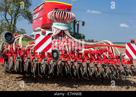 Sämaschine, Sämaschine Sämling Landmaschinen Sämaschine Trichter Tschechische Republik Europa Landwirtschaftsmaschinen Stockfoto