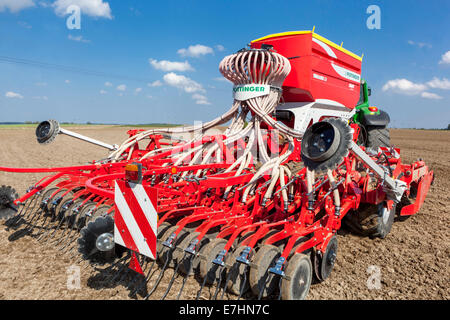 Aussaat Maschine Sämaschine Pottinger Aussaat Weizenkorn auf einem Feld Tschechische Republik Landwirt Sämaschine Trichter Stockfoto