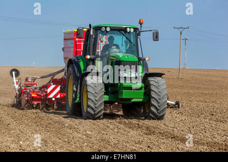 John Deere Traktor sät Samen auf einem Feld, Weizen, Saisonarbeit, Tschechische Republik Landwirt Stockfoto