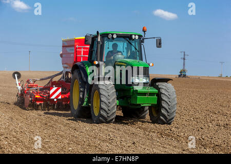 John Deere Traktor Aussaat Samen auf ein Feld Stockfoto