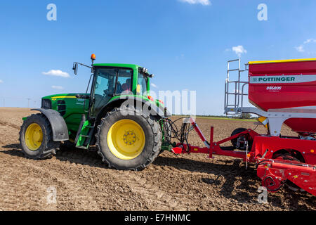 John Deere Traktor sät Samen auf einem Feld, Weizen, Saisonarbeit, Tschechische Republik Landwirt Stockfoto