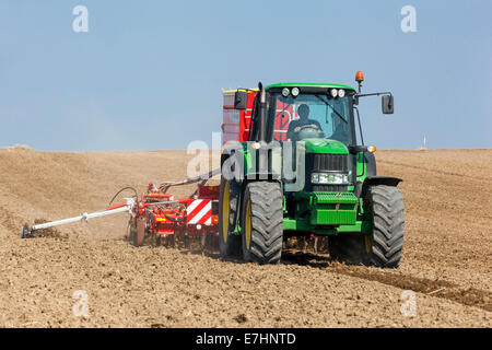 John Deere Traktor sät Samen auf einem Feld, Weizen, Saisonarbeit, Tschechische Republik Landwirt Europa Stockfoto