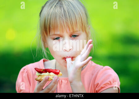 Porträt eines jungen Mädchens Essen einen leckeren Kuchen Stockfoto