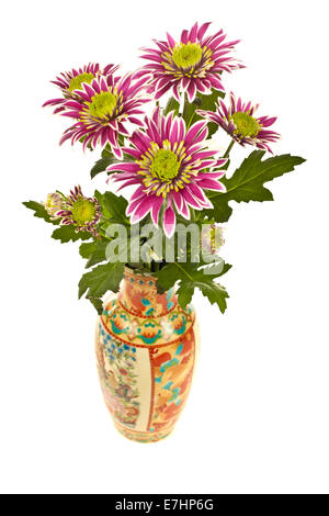 Rosa Blumenstrauß in antike Vase, auf weißem Hintergrund Stockfoto