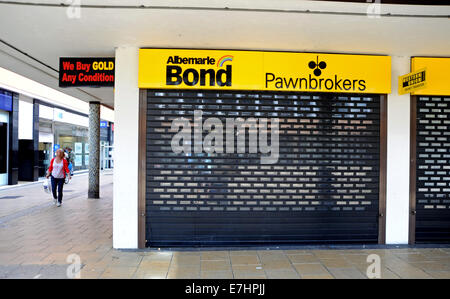 Crawley West Sussex UK - Albermarle Bond Pfandleiher Shop geschlossen nach unten und leer Stockfoto