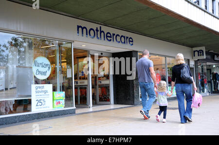 Crawley West Sussex UK - Mothercare laden und Shop mit Menschen Stockfoto