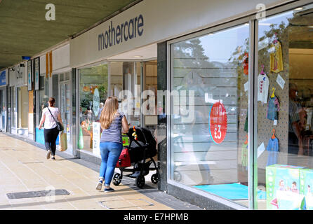 Crawley West Sussex UK - Mothercare laden und Shop mit Menschen Stockfoto