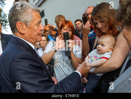 Der deutsche Bundespräsident Joachim Gauck sagt good Bye für Bürgerinnen und Bürger vor Sankt Marien Kirche in Rostock, Deutschland, 18. September 2014. Ein informelles Treffen konzentrierte sich auf Fragen der demografische Wandel und Erinnerung an die friedliche Revolution in der DDR auf dem informellen Treffen vor 25 Jahren. Foto: JENS Büttner/dpa Stockfoto