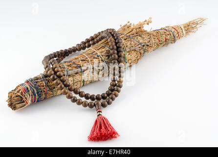 Buddhistische mala Gebet Perlen mit Pueblo Indian smudge Stick. Stockfoto