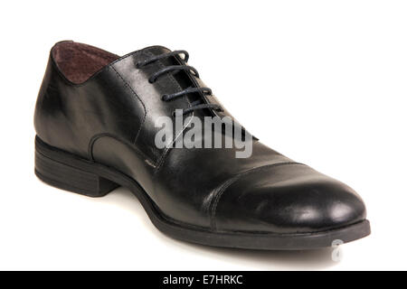 Eines Mannes, der schwarze Schuh isoliert auf weißem Hintergrund Stockfoto