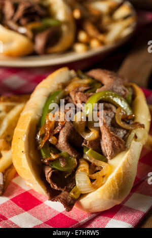 Hausgemachte Philly Cheesesteak Sandwich mit Zwiebeln und Paprika Stockfoto