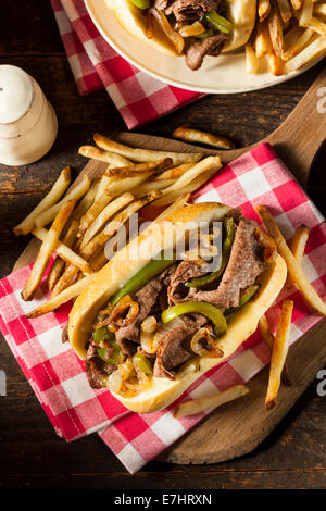 Hausgemachte Philly Cheesesteak Sandwich mit Zwiebeln und Paprika Stockfoto