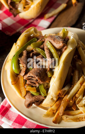 Hausgemachte Philly Cheesesteak Sandwich mit Zwiebeln und Paprika Stockfoto