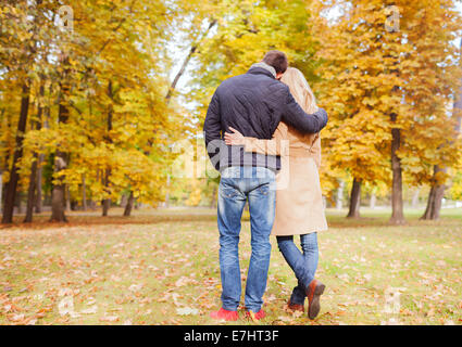 paar im Herbst Park von hinten umarmt Stockfoto