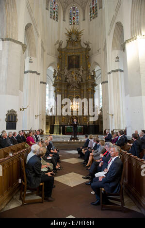 Rostock, Deutschland. 18. Sep, 2014. Der deutsche Bundespräsident Joachim Gauck spricht am St.-Marien Kirche der 11. Tagung der deutschsprachigen Staatsoberhäupter in Rostock, Deutschland, 18. September 2014. Sie diskutieren Fragen zum demografischen Wandel und Erinnerung an die friedliche Revolution in der DDR auf dem informellen Treffen vor 25 Jahren. Foto: Stefan Sauer/Dpa/Alamy Live News Stockfoto