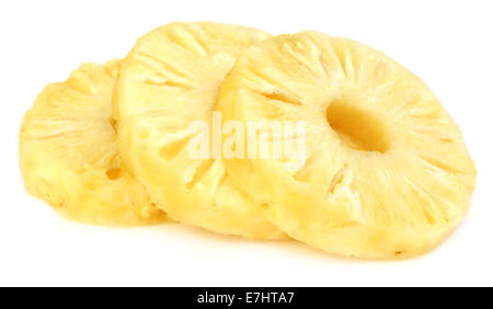 Geschnittene Ananas auf weißem Hintergrund Stockfoto