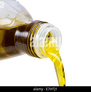 Gießen Olivenöl aus der Flasche isoliert auf weißem Hintergrund Stockfoto