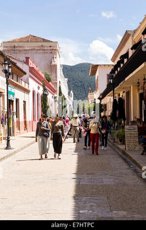 Mexikanische Passanten auf den Straßen von San Cristobal de Las Casas, Chiapas, Mexiko Stockfoto