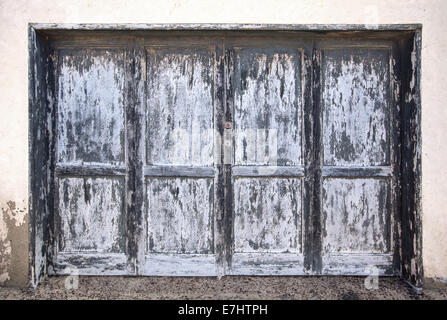 Großen verwitterten Holztüre in grau blau Anthrazit Stockfoto