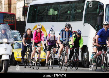 Eine Gruppe von Radfahrern unter Verkehr in London reisen Stockfoto