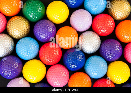 Auswahl an bunten Mini Golfbälle auf schwarz Stockfoto