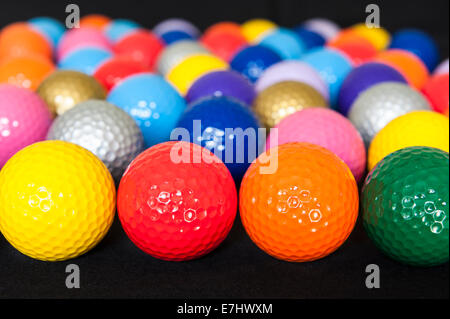 Auswahl an bunten Mini Golfbälle auf schwarz Stockfoto
