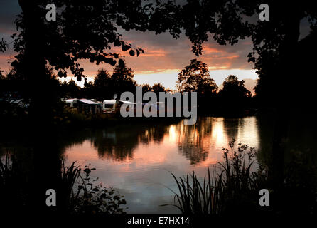 Campingplatz am Sonnenuntergang / ruhigen Campingplatz Stockfoto