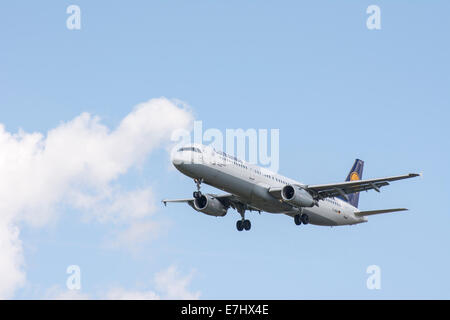 München, Deutschland - 17. AUGUST: Lufthansa Airbus A321 nähert sich der Flughafen in München, Deutschland am 17. August 2014. Stockfoto