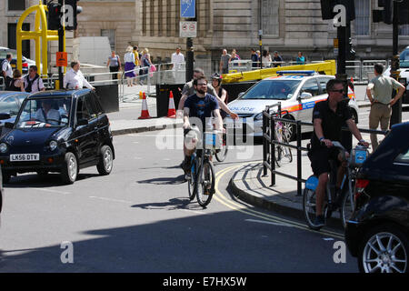 Radfahrer unter Verkehr in London reisen Stockfoto