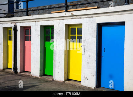 Bunten Türen zum ehemaligen Freibad Umkleideräume in der Nähe von Hafen von North Berwick. Stockfoto