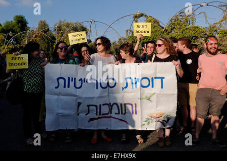 Junge religiöse jüdische Frauen halten ein Plakat auf Hebräisch, das "Religious, Straight and Supporters" während der jährlichen Jerusalem Gay Pride Parade als Teil der internationalen Einhaltung des LGBT Pride Month liest. Israel Stockfoto