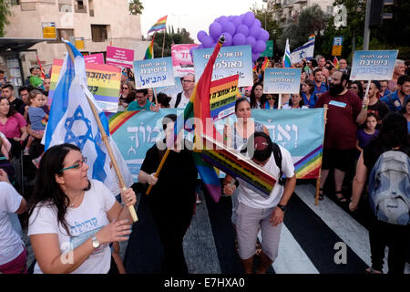 Israelis marschieren durch die Straßen Jerusalems, während sie an der jährlichen Pride Parade Israel teilnehmen. Stockfoto