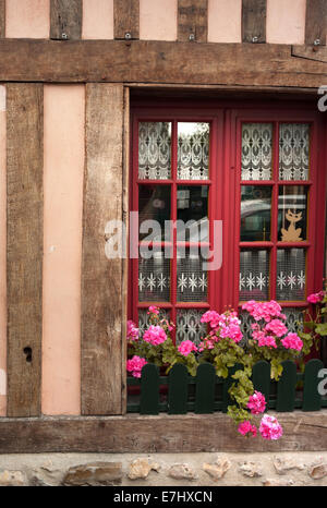 Fenster der halbe Fachwerkhaus, Pont-l'Eveque Stockfoto