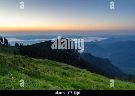 Berglandschaft von Ceahlau bei Sonnenaufgang in Rumänien Stockfoto