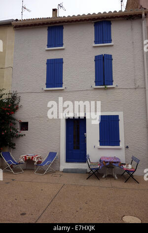 bezaubernde malerische, Häuser Pastell/Sorbet gefärbt mit kontrastierenden Fensterläden, malerisch, Terrakottadächer mit kontrastierenden Fensterläden Stockfoto