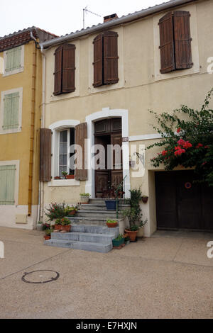 bezaubernde malerische, Häuser Pastell/Sorbet gefärbt mit kontrastierenden Fensterläden, malerisch, Terrakottadächer mit kontrastierenden Fensterläden Stockfoto