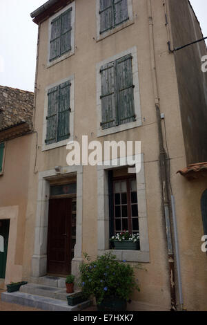 bezaubernde malerische, Häuser Pastell/Sorbet gefärbt mit kontrastierenden Fensterläden, malerisch, Terrakottadächer mit kontrastierenden Fensterläden Stockfoto