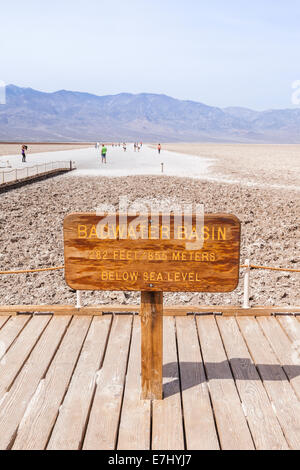 Wegweiser bei Badwater Basin, Death Valley, der tiefste Punkt in den Vereinigten Staaten. Stockfoto