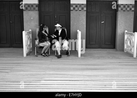 Paar im Gespräch, "Les Planches" Boardwalk, Deauville, Frankreich Stockfoto