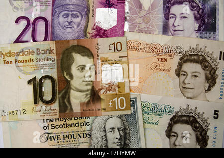 Banknoten von der Bank of England mit Königin Elizabeth II und der Royal Bank of Scotland und Clydesdale Bank mit schottischen Helden. Stockfoto