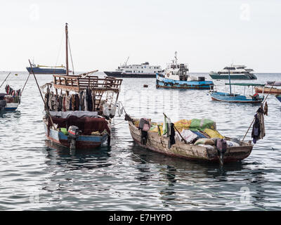 Kleine Boote im Hafen in Stonetown, Zanzibar. Stockfoto