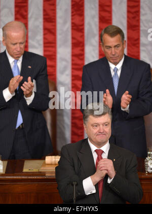 Washington, DC, USA. 18. Sep, 2014. Der ukrainische Präsident Petro Poroshenko (vorne) befasst sich mit eine gemeinsame Sitzung des US-Kongresses in das Kapitol in Washington, DC, USA, 18. September 2014. Petro Poroshenko am Donnerstag fragte US-Kongress für mehr Unterstützung gegen die Rebellen im Osten des Landes. Bildnachweis: Yin Bogu/Xinhua/Alamy Live-Nachrichten Stockfoto