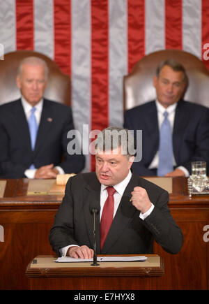 Washington, DC, USA. 18. Sep, 2014. Der ukrainische Präsident Petro Poroshenko (vorne) befasst sich mit eine gemeinsame Sitzung des US-Kongresses in das Kapitol in Washington, DC, USA, 18. September 2014. Petro Poroshenko am Donnerstag fragte US-Kongress für mehr Unterstützung gegen die Rebellen im Osten des Landes. Bildnachweis: Yin Bogu/Xinhua/Alamy Live-Nachrichten Stockfoto