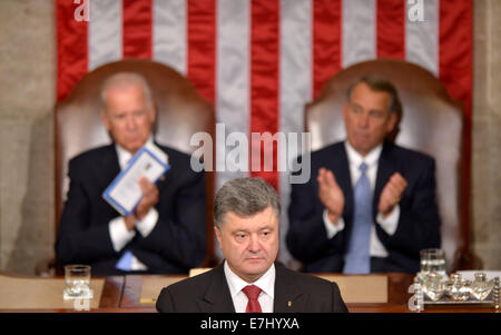 Washington, DC, USA. 18. Sep, 2014. Der ukrainische Präsident Petro Poroshenko (vorne) befasst sich mit eine gemeinsame Sitzung des US-Kongresses in das Kapitol in Washington, DC, USA, 18. September 2014. Petro Poroshenko am Donnerstag fragte US-Kongress für mehr Unterstützung gegen die Rebellen im Osten des Landes. Bildnachweis: Yin Bogu/Xinhua/Alamy Live-Nachrichten Stockfoto